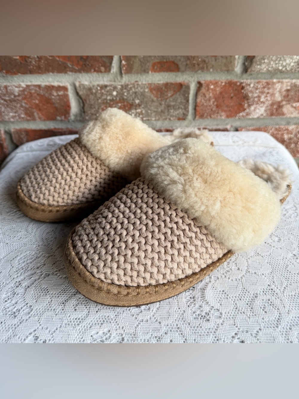 Ugg's Aira Knit Slipper - Women's size 8.5-9.5